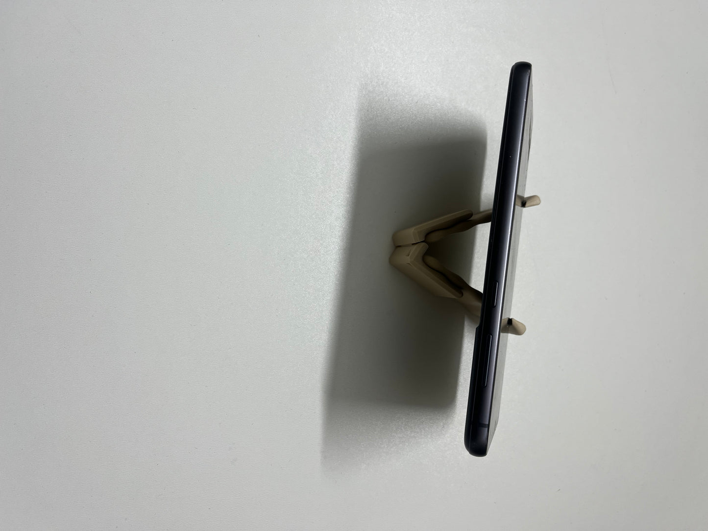 Holdy – Fidget toy aimanté et support de téléphone 2-en-1